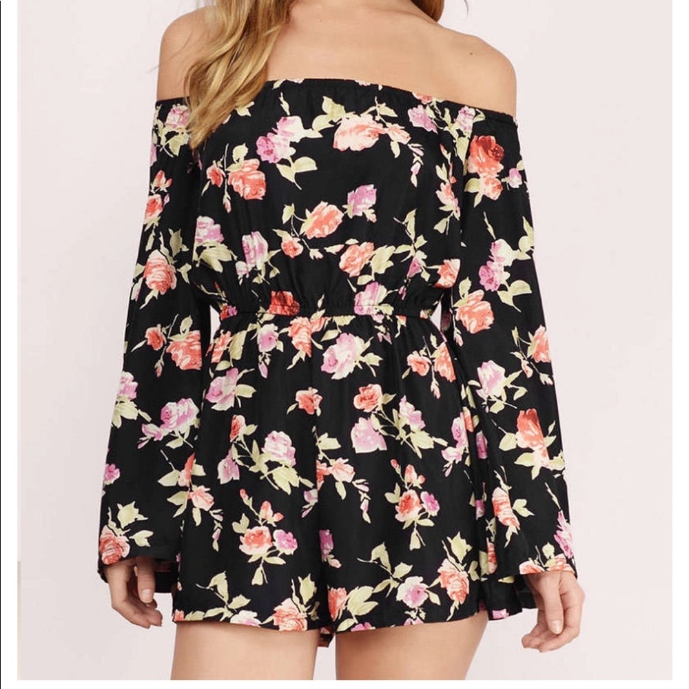 Cute floral romper. Never worn with tag 🌸💫